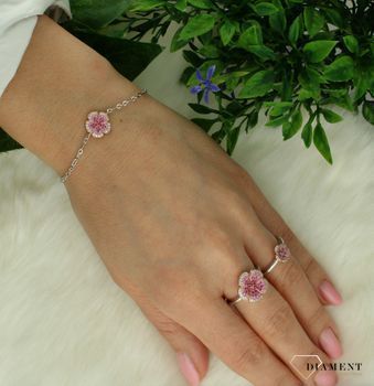 Pierścionek damski srebrny 925 z Różowym kwiatkiem Nomination 241100 010 z kolekcji Crysalis to pierścionek wykonany ze srebra próby 925. Obręcz pierścionka została poddana procesowi rodowania.jpg
